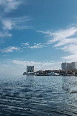 Odessa, Ukrayna - 15 Mart 2023: Arkadya tatil beldesi havacılık manzarası, baharda Karadeniz kıyısı