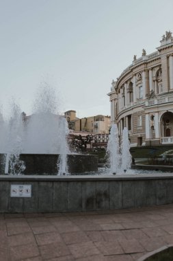 Odessa, Ukrayna - 15 Mart 2023: Odessa Devlet Akademik Opera ve Çeşmeli Bale Tiyatrosu. Rusya 'nın Ukrayna' ya karşı savaşı.