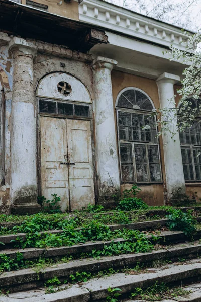 Заброшенное Здание Ботаническом Саду Одесской Весны — стоковое фото