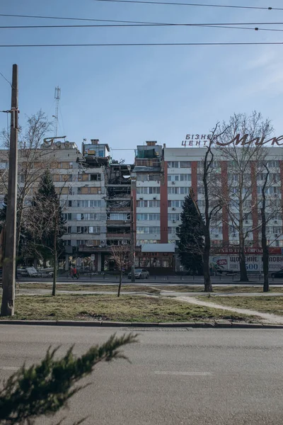 ミコラーイフ ウクライナ 2023年3月11日 ロシアは 市内中心部近くの巡航ミサイル 空気爆弾S 300でホテルの建物を襲いました 戦争の概念 建物の窓を破壊した — ストック写真