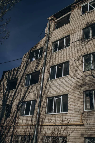 2023年3月11日 ウクライナのミコラーイフがロシア空軍の爆撃により施設 インフラ施設 ホステルの建物を破壊 ウクライナでの戦争の概念 公共建築物の破壊 人が死んだ — ストック写真