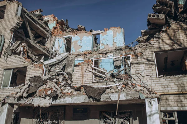 Mykolaiv, Ukrayna... 11 Mart 2023: Rus hava bombasıyla yurt binası olan enstitü, altyapı nesnesi yok edildi. Ukrayna 'da savaş konsepti. Sivil binaların yıkımı. İnsanlar öldü. 