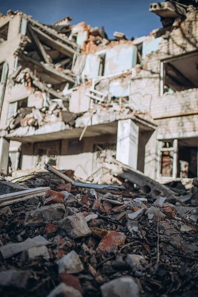 Mykolaiv, Ukrayna... 11 Mart 2023: Rus hava bombasıyla yurt binası olan enstitü, altyapı nesnesi yok edildi. Ukrayna 'da savaş konsepti. Sivil binaların yıkımı. İnsanlar öldü. 