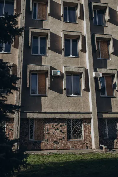 Mykolaiv 乌克兰 2023年3月11日 俄罗斯袭击了以Vasyl Sukhomlynskyi命名的Mykolaiv国立大学 战争概念 被毁的建筑物窗户 — 图库照片