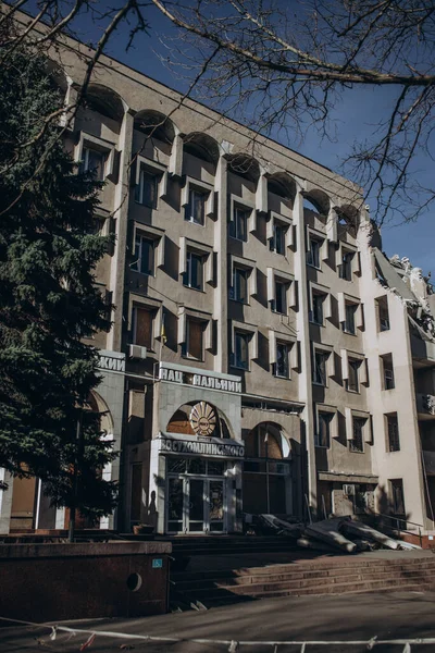 ウクライナのミコライフ 2023年3月11日 ロシアはヴァシル スホムリンスキーにちなんで命名されたミコライフ国立大学に衝突した 戦争の概念 建物の窓 破損した家具を破壊した — ストック写真