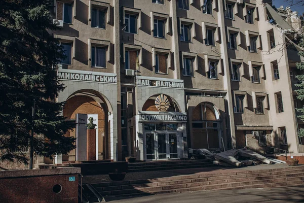Mykolaiv 乌克兰 2023年3月11日 俄罗斯袭击了以Vasyl Sukhomlynskyi命名的Mykolaiv国立大学 战争概念 被毁的屋顶 建筑物的窗户 受损的家具 — 图库照片