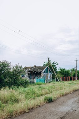 Bilozirka, Ukrayna - 26 Mart 2023: Rusya Ukrayna 'ya karşı savaş. Bomba patlamasından sonra köydeki eve zarar verildi ve yok edildi. Binadaki delikler. Malzeme harabeleri. Yıkım