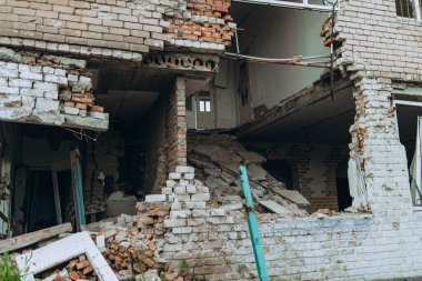 Bilozirka, Ukrayna - 26 Mart 2023: Rusya Ukrayna 'ya karşı savaş. Bombalar patladıktan sonra köydeki anaokuluna zarar verdi ve yok etti. Binadaki delikler. Tam bir harabe, duvardaki delik. Yıkım