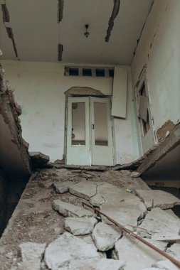 Bilozirka, Ukrayna - 26 Mart 2023: Rusya Ukrayna 'ya karşı savaş. Bombalar patladıktan sonra köydeki anaokuluna zarar verdi ve yok etti. Binadaki delikler. Tam bir harabe, duvardaki delik. Yıkım