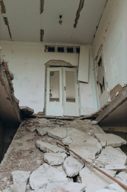 Bilozirka, Ukrayna - 26 Mart 2023: Rusya Ukrayna 'ya karşı savaş. Bombalar patladıktan sonra köydeki anaokuluna zarar verdi ve yok etti. Binadaki delikler. Tam bir harabe, duvardaki delik. Yıkım