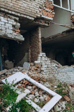 Bilozirka, Ukrayna - 26 Mart 2023: Rusya Ukrayna 'ya karşı savaş. Bombalar patladıktan sonra köydeki anaokuluna zarar verdi ve yok etti. Binadaki delikler. Tam bir harabe, duvardaki delik. Yıkım