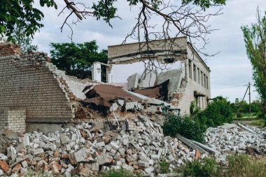 Bilozirka, Ukrayna - 26 Mart 2023: Rusya Ukrayna 'ya karşı savaş. Bombalar patladıktan sonra köydeki okullar zarar gördü ve yok edildi. Binadaki delikler. Spor salonunun harabeleri. Yıkım
