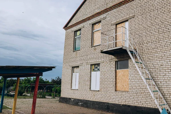 ウクライナのビロジルカ 2023年3月26日 ウクライナに対するロシアの戦争 侵略の概念 村の中心部で焼損した幼稚園 爆弾爆発後の壁の穴 壊れた窓 — ストック写真