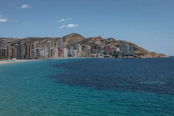 Benidorm, Alicante, İspanya. İHA 'dan Benidorm City' ye kadar, arka planda dağlar ve plajlar olan bir gökyüzü. Bunlar insansız hava aracından gökdelenlere kadar en güzel görüntüler.  