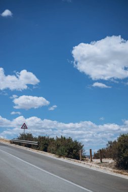 Alicante 'deki Santa Barbara Kalesi' ne giden yol. İspanya 'da yaz tatili. Santa Barbara Kalesi üzerinden nefes kesici panoramik tadını çıkarın. Ünlü simge. Alicante, Costa Blanca, İspanya.