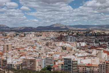 Alicante 'deki Santa Barbara Kalesi' nden görüntü. İspanya 'da yaz tatili. Santa Barbara Kalesi üzerinden nefes kesici panoramik tadını çıkarın. Ünlü simge. Alicante, Costa Blanca, İspanya.