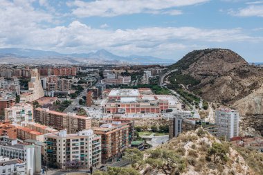 Alicante 'deki Santa Barbara Kalesi' nden görüntü. İspanya 'da yaz tatili. Santa Barbara Kalesi üzerinden nefes kesici panoramik tadını çıkarın. Ünlü simge. Alicante, Costa Blanca, İspanya.