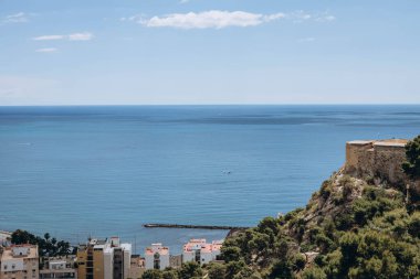 Santa Barbara Kalesi, Alicante 'den Akdeniz' deki liman manzarası. İspanya 'da yaz tatili. Mavi sularda nefes kesici panoramik manzaranın tadını çıkar.