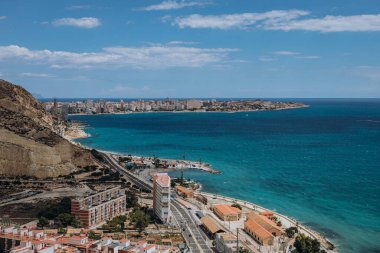 Santa Barbara Kalesi, Alicante 'den Akdeniz' deki liman manzarası. İspanya 'da yaz tatili. Mavi sularda nefes kesici panoramik manzaranın tadını çıkar.