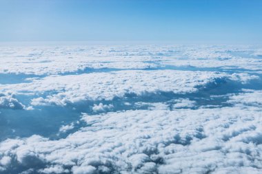  İniş sırasında uçaktan mavi gökyüzüne bakın. Uçak penceresi manzaralı. Dünya ve gökyüzü bir uçağın penceresinden görüldüğü gibi. Güzel bir gökyüzü ve bulutların içeriden görünüşü.