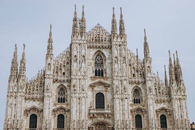 Milan, Italy- 13 Mayıs 2023: Milano Duomo Katedrali manzarası. Milano 'nun bir numaralı turistik merkezi. Gotik stil katedrali St. Mary 'ye adanmıştır. Piazza del Duomo Meydanı 'nda.