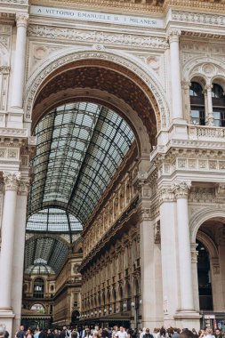 Milan, Italy- 13 Mayıs 2023: Galleria Vittorio Emanuele II 11 Nisan 2013 'te Milano' da. 1865 ve 1877 yılları arasında Giuseppe Mengoni tarafından tasarlanıp inşa edilen dünyanın en eski alışveriş merkezlerinden biri.