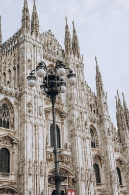 Milan, Italy- 13 Mayıs 2023: Milano Duomo Katedrali manzarası. Milano 'nun bir numaralı turistik merkezi. Gotik stil katedrali St. Mary 'ye adanmıştır. Piazza del Duomo Meydanı 'nda.