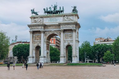 Milan, Italy- 13 Mayıs 2023: Sempione Park yakınlarındaki Milano 'da Barış Kemeri veya Sempione Kapısı. Milano 'da bir barış anıtı olan Arco della Sempione' nin mermer kapısının dış görünüşü. Parktan ziyarete geldim..