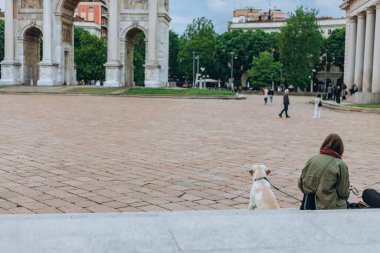 Milan, Italy- 13 Mayıs 2023: Sempione Park yakınlarındaki Milano 'da Barış Kemeri veya Sempione Kapısı. Milano 'da bir barış anıtı olan Arco della Sempione' nin mermer kapısının dış görünüşü. Parktan ziyarete geldim..