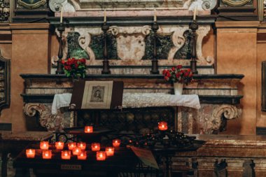 Milan, Italy- 13 Mayıs 2023: San Bernardino Kilisesi, insan kafatasları ve kemiklerle süslenmiş kemikleriyle 18 yüzyıl boyunca bilinen