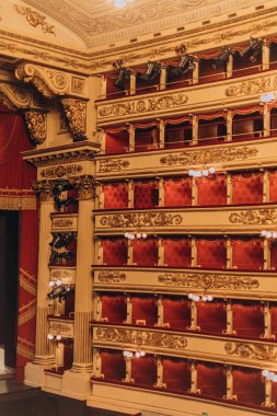 Milan, Italy- 13 Mayıs 2023: İtalya, Milan 'da bir opera binası olan Teatro alla Scala' nın ana konser salonu. 1778 'de açılan Scala, dünyanın önde gelen opera ve bale salonlarından biri olarak kabul edildi..