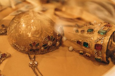 Milan, Italy- 13 Mayıs 2023: Altın mücevher, Teatro alla Scala Opera Binası 'ndaki müzede sanat eseri. Sergi, tiyatroda sergi. Kültürel eğlence. Turizm 