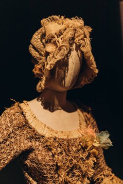 Milan, Italy- 13 Mayıs 2023: Teatro alla Scala Opera Salonu 'ndaki müzede kostüm sergisi. Tiyatroda sergi. Kültürel eğlence. Turizm. Retro vintage eski tarz, tarih