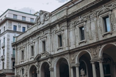 Milan, Italy- 13 Mayıs 2023 Gotik mimari ve beyaz mermer heykeller. Milano, Lombardia, İtalya 'daki bir numaralı turistik ilgi merkezi. Ortaçağ mimari elementleri, antik kemerler, sütunlar