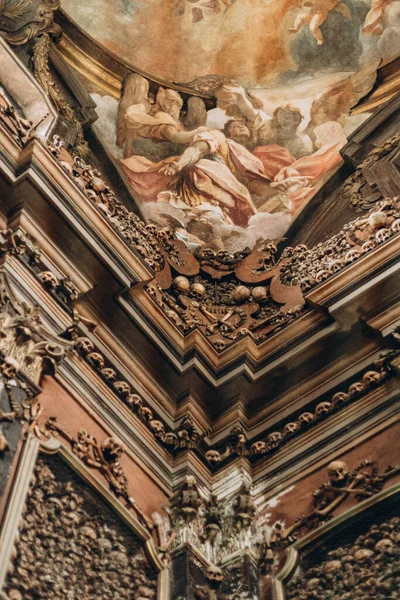 ミラノ イタリア 2023年5月13日 骨の上のサン ベルナルディーノ教会 人間の頭蓋骨や骨の建築の詳細で飾られたその納骨堂で知られている18世紀は 人間の骨に覆われています — ストック写真