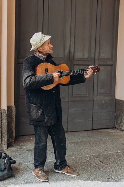 Milano Maggio 2023 Old Homeless Street Musicista Suona Chitarra Emotivamente — Foto Stock