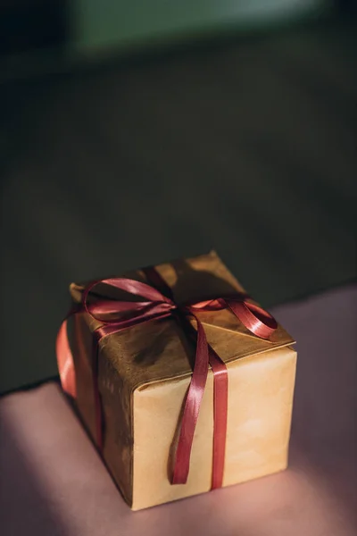 Boîte Cadeau Violette Avec Nœud Sur Coucher Soleil Maison Fond — Photo