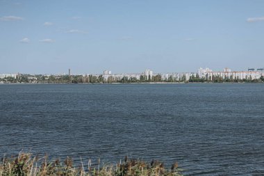 Nikolaev, Ukrayna - 13 Eylül 2023. Mykolaiv nehir kıyısında, büyük binalar uzakta.