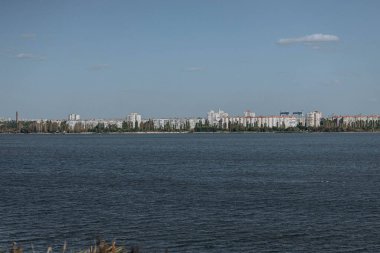 Nikolaev, Ukrayna - 13 Eylül 2023. Mykolaiv nehir kıyısında, büyük binalar uzakta.