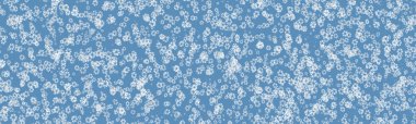 Rastgele düşen kar taneleri duvar kağıtlarını yok eder. Kar tozu, gökyüzünü dondurur, mavi arka plan. Birçok kar tanesi Şubat vektörü. Hava beyazı deniz mavisi. Pek çok kar tanesi Ocak kış teması, Noel ve Yeni Yıl fikri