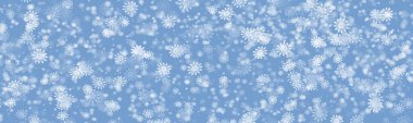 Rastgele düşen kar taneleri duvar kağıtlarını yok eder. Kar tozu, gökyüzünü dondurur, mavi arka plan. Birçok kar tanesi Şubat vektörü. Hava beyazı deniz mavisi. Pek çok kar tanesi Ocak kış teması, Noel ve Yeni Yıl fikri