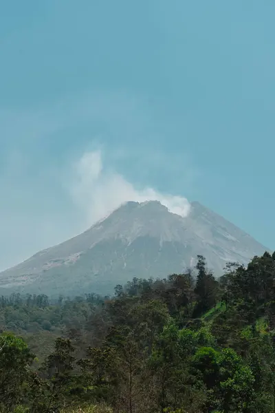 Yogyakarta, Endonezya 'daki Merapi Dağı' nın insansız hava aracı görüntüsü.