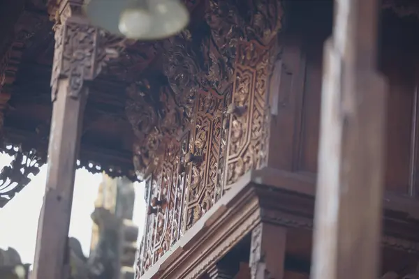 Hindu tapınağının eski ahşap kapısını kapat..