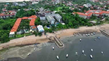 Denizin güzel manzarası, Aerial 4K Drone Görüntüsü: Tanjung Benoa Sahilinin Huzurlu Güzelliği, Bali; Lüks Resortlar, Turkuaz Suları ve Altın Kumlar; Seyahat acenteleri, Resorts Promo ve Recxation Retreats İçin Mükemmel