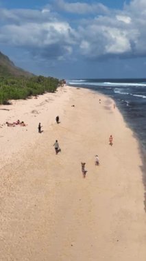 Sahildeki insanlar, Nyang Nyang Beach Bali. Deniz kıyısında. Yaz tatilleri, lüks tatil manzaraları, çarpıcı okyanus gölleri. Kumsalda dinlenirken.