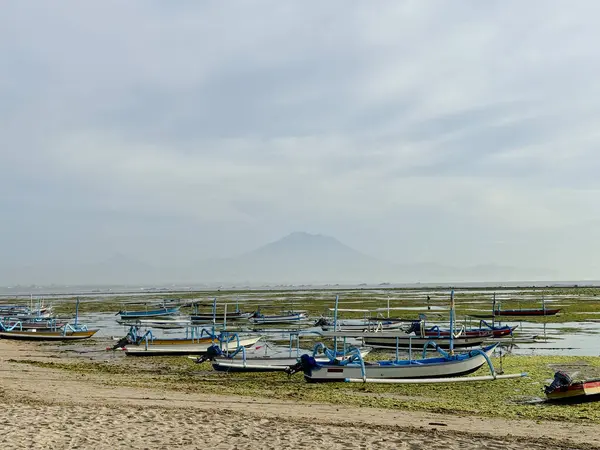 Güzel bir sahil manzarası, bir tekne ve dağ manzarası, Bali plajı.