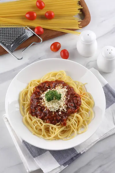 Boloñesa Espaguetis Con Queso Plato Blanco Sobre Mesa Mármol Blanco — Foto de Stock