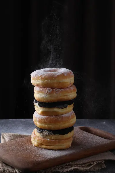 Leckere Donuts Auf Holzbrett Mit Zuckerpuder Übergossen — Stockfoto