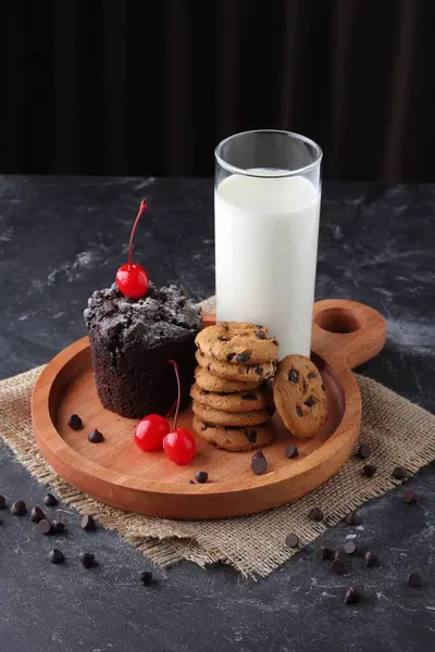 チョコレートチップクッキーとチョコレートマフィンが付いているミルクのグラス — ストック写真