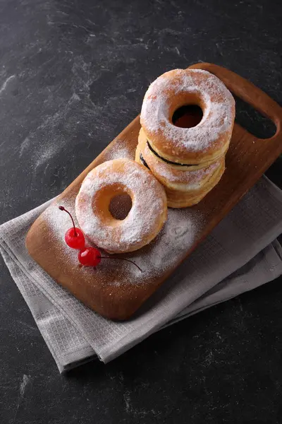 Вкусные Пончики Деревянной Доске Каменным Фоном — стоковое фото